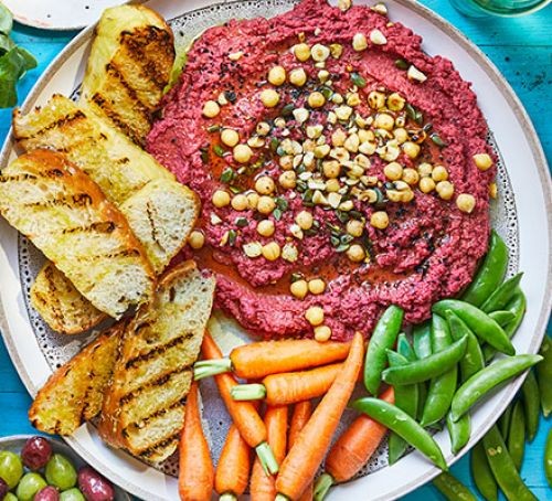 Beetroot hummus with vegetable crudités on a plate