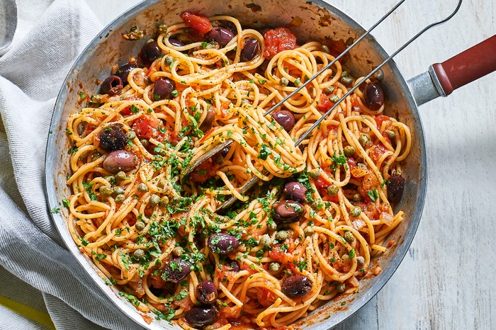 Spaghetti puttanesca in one pan