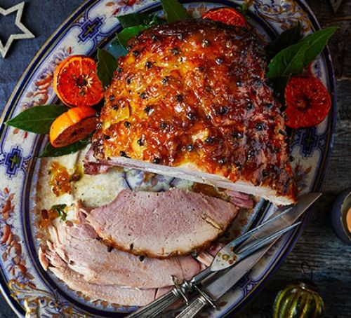 Glazed sliced ham with cloves and citrus pieces